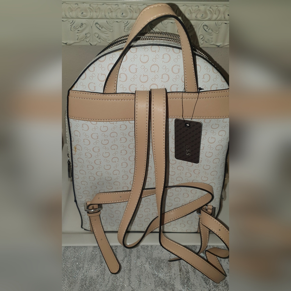 GUESS - Picture 5 of 10